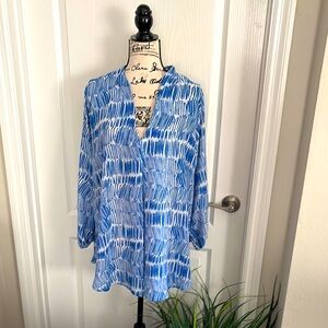 Antilia femme Blue and White Patterned Tunic. NWOT